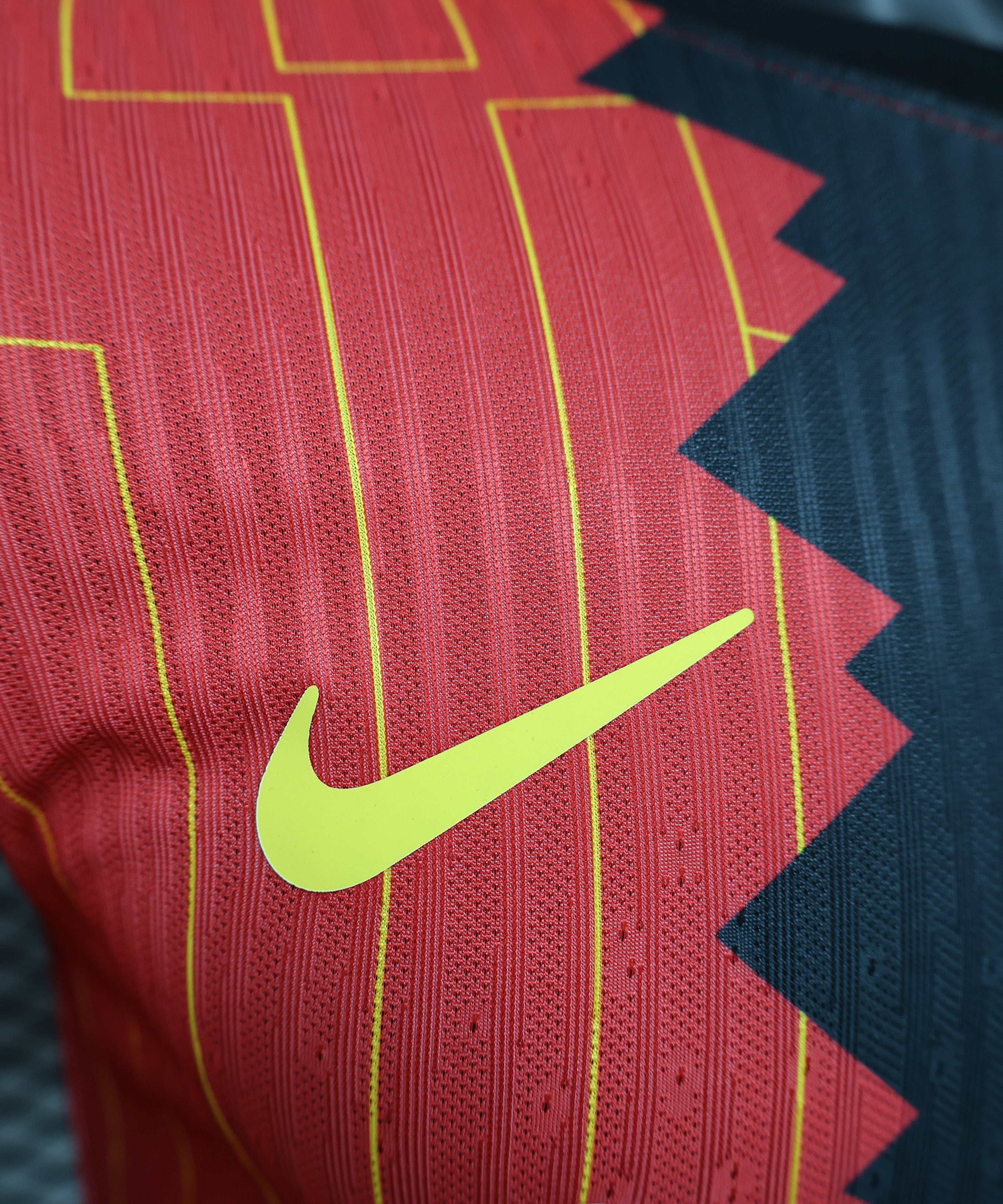 Liverpool "Tri-Color Blitz" Special Kit