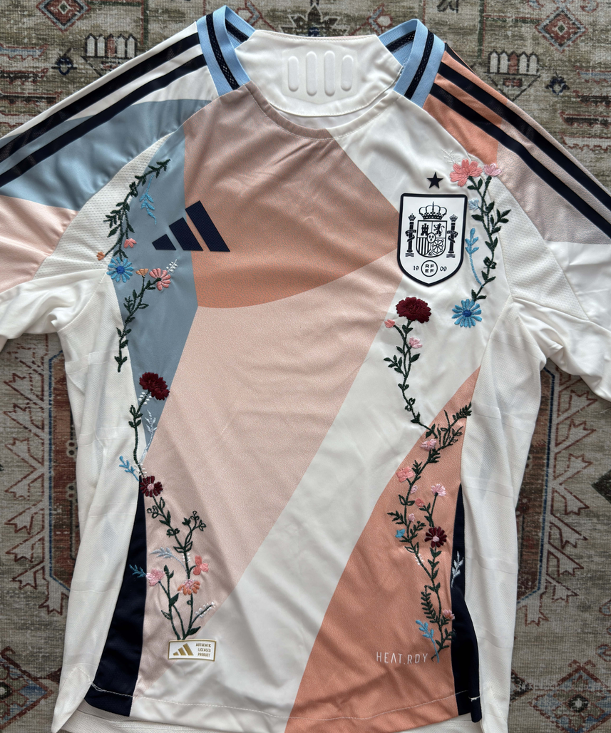 قميص إسبانيا المطرز 2022/2023