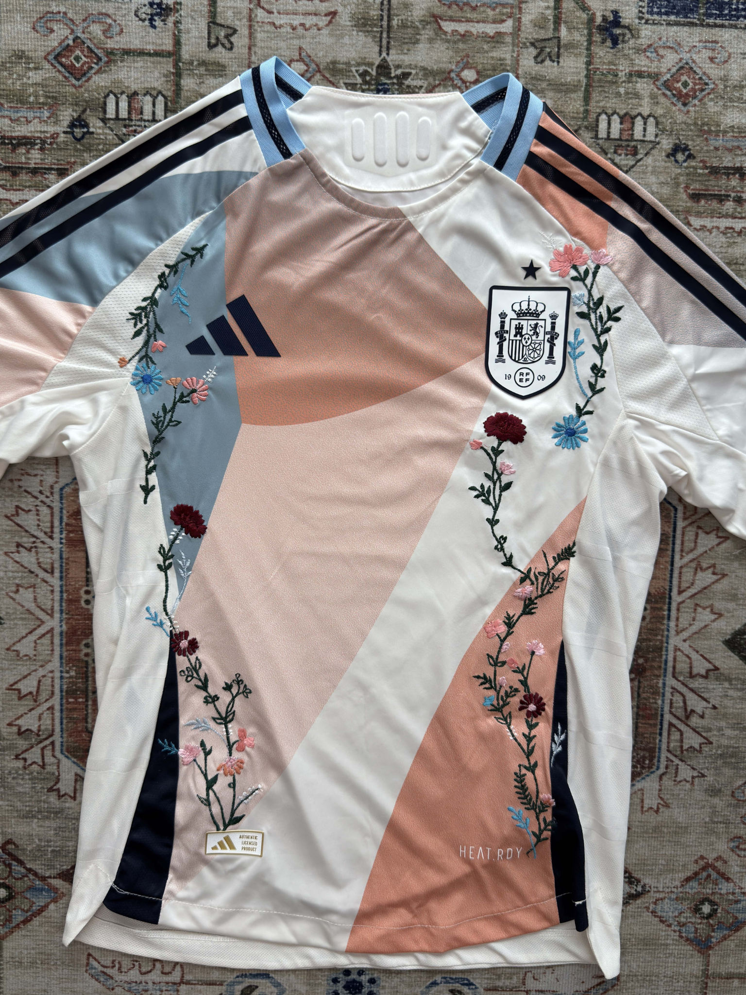 قميص إسبانيا المطرز 2022/2023