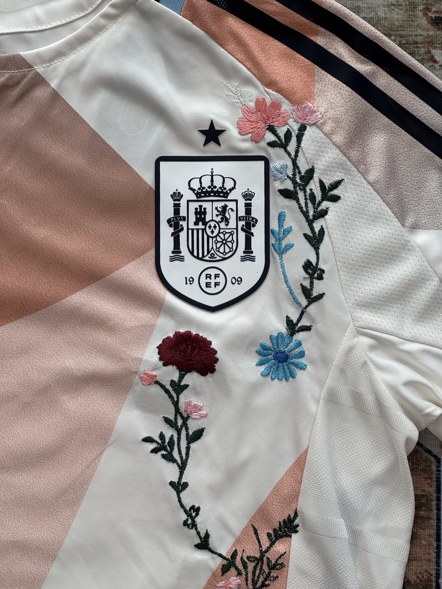 قميص إسبانيا المطرز 2022/2023