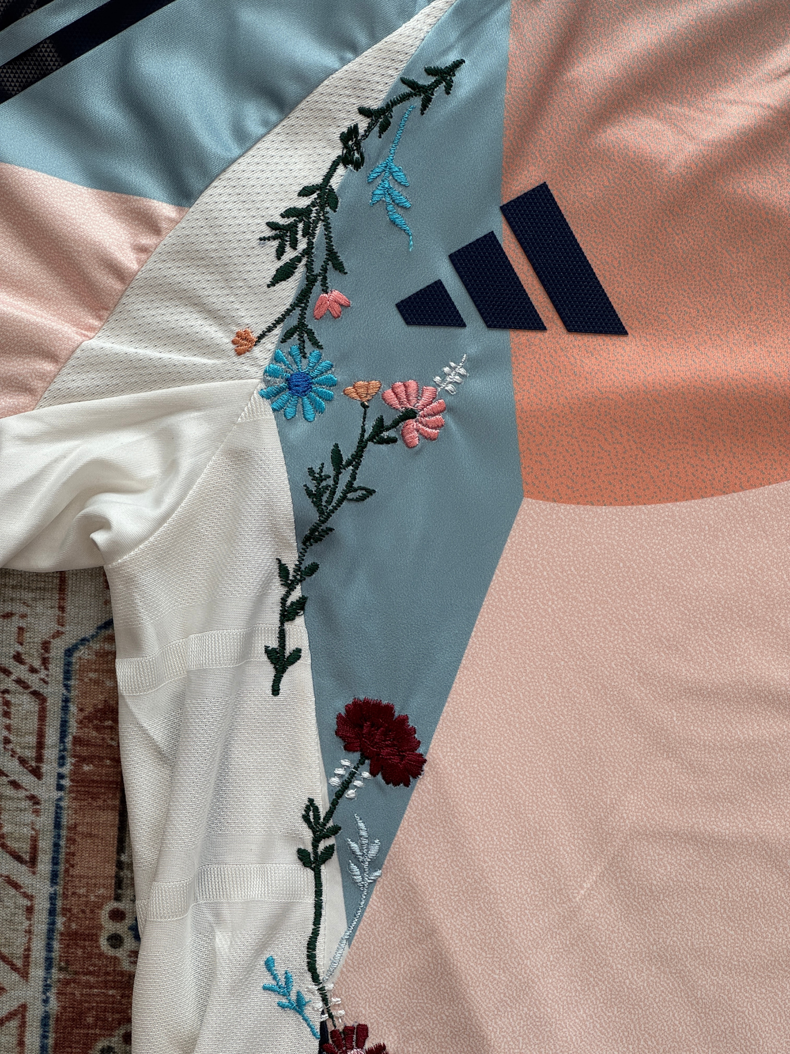 قميص إسبانيا المطرز 2022/2023