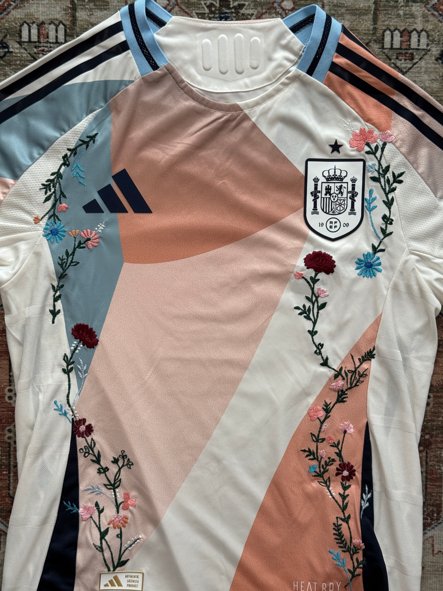 قميص إسبانيا المطرز 2022/2023