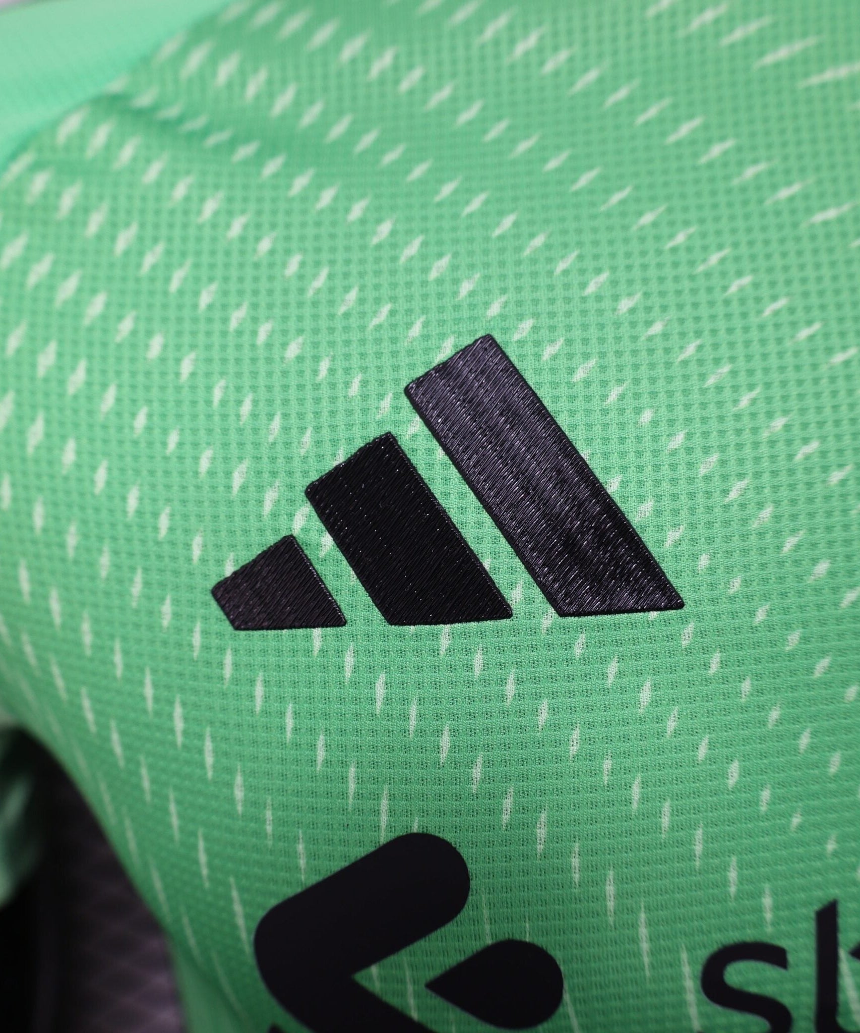 Liverpool 2025-2026 Goalkeeper Kit