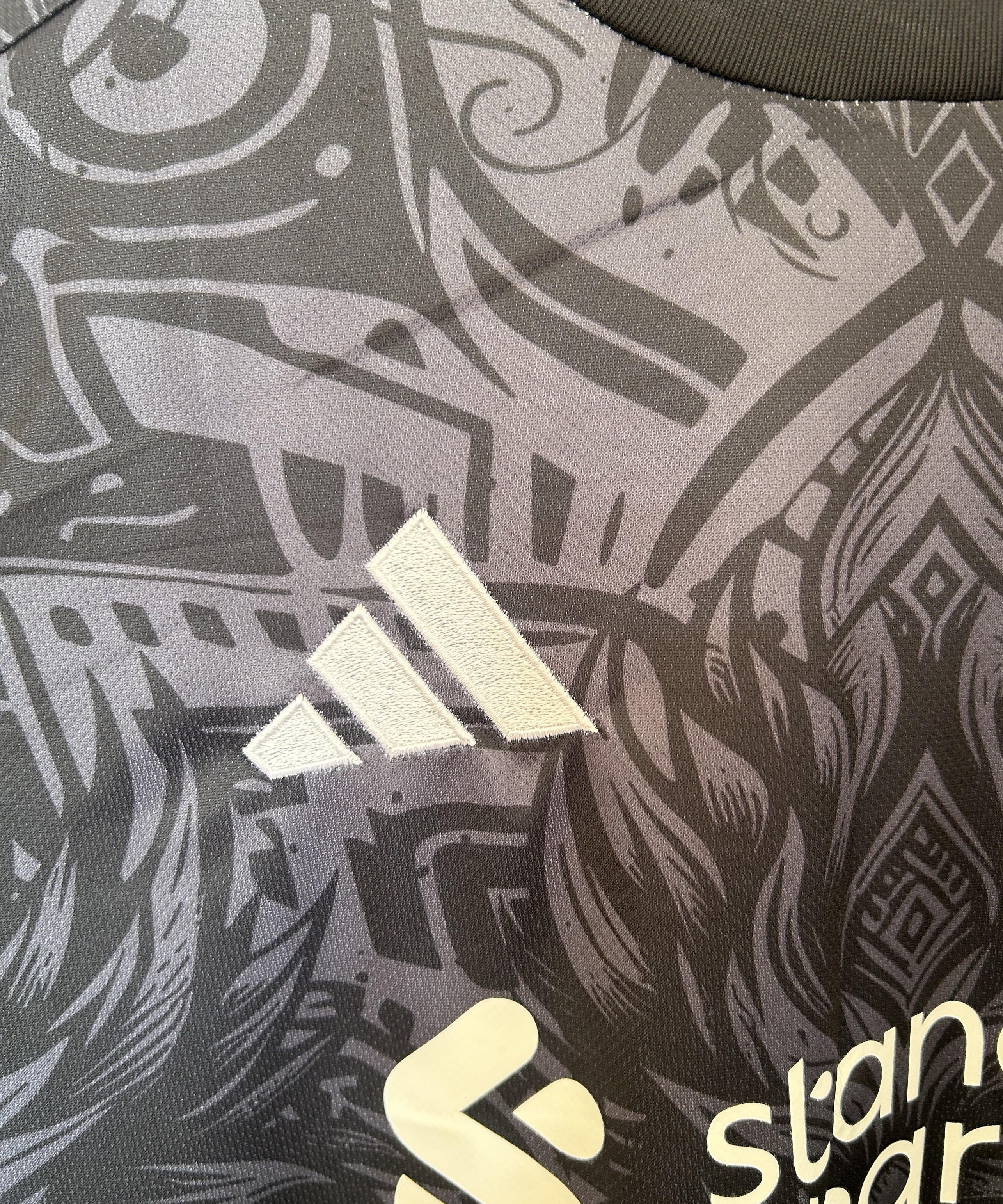 Liverpool "Venom Eclipse" Special Kit