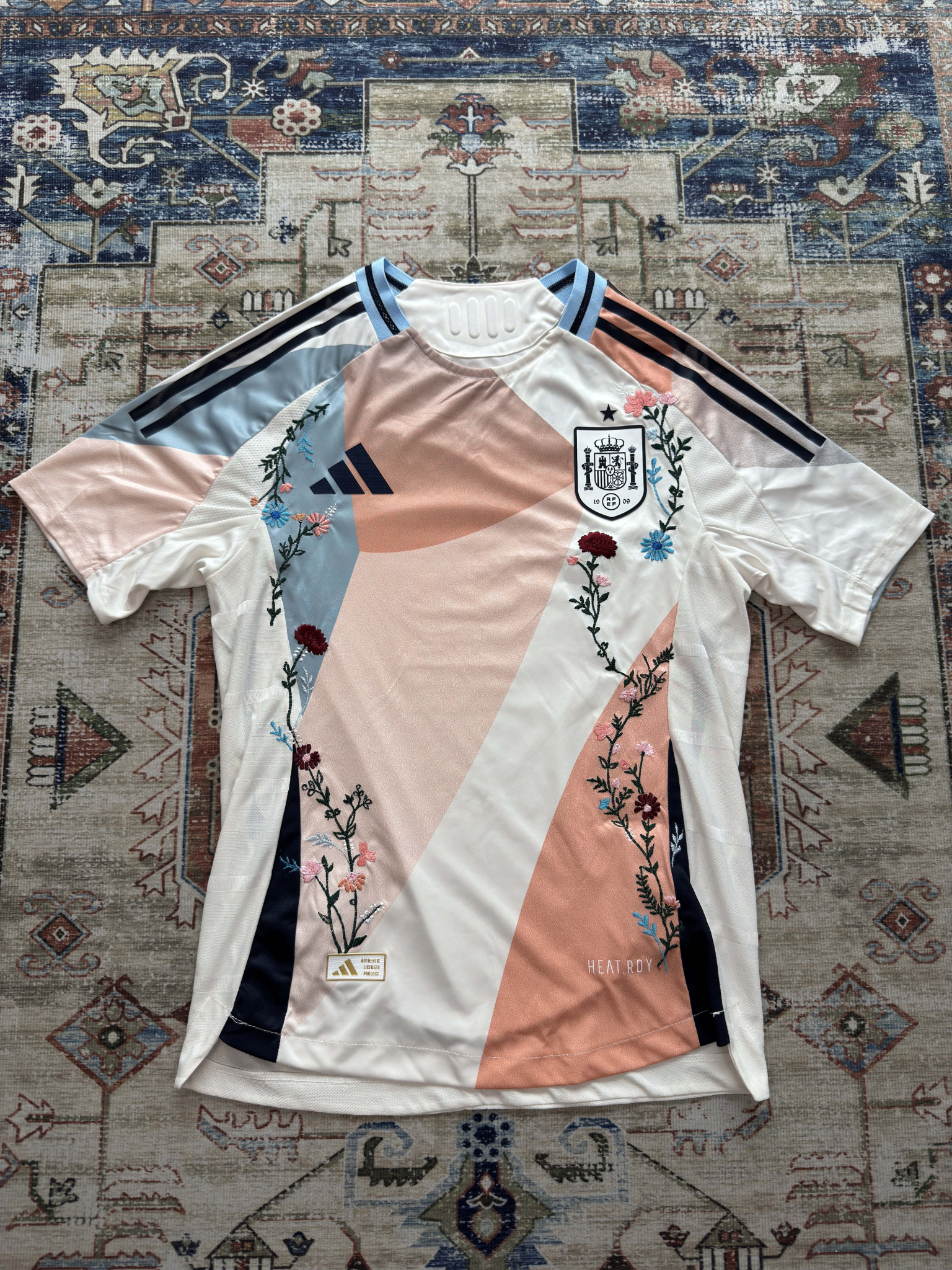 قميص إسبانيا المطرز 2022/2023