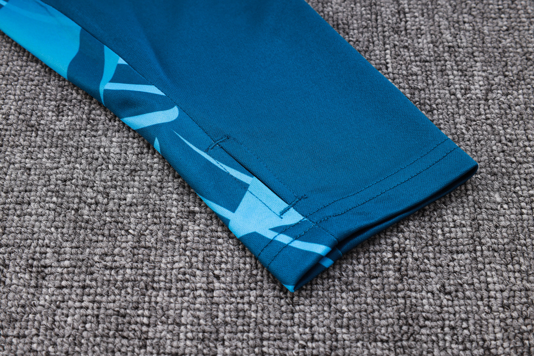 بدلة رياضية زرقاء لمانشستر سيتي